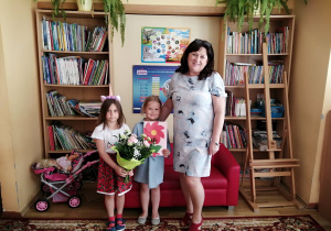 Wiktoria i Ada w imieniu wszystkich przedszkolaków wręczają kwiaty i laurkę, dziękując w ten sposób pani Elzbiecie za odwiedzenie naszego przedszkola i przyblizenie nam swojej twórczości.